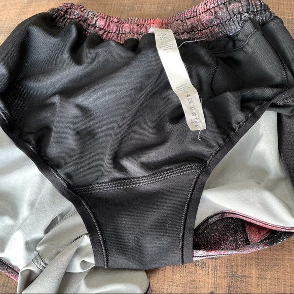 Lululemon Hotty Hot Short 2.5” - Picture 4 of 5